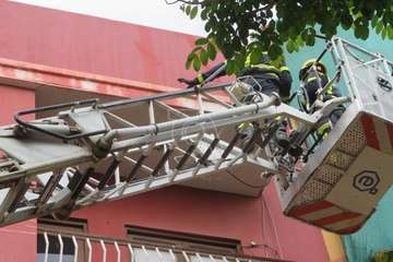 Intervención de los bomberos en el número 40 de la Avenida de la Constitución en Los Llanos de Telde/TA.